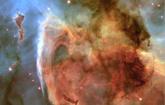 Die Farbenpracht der Wolken in Carina